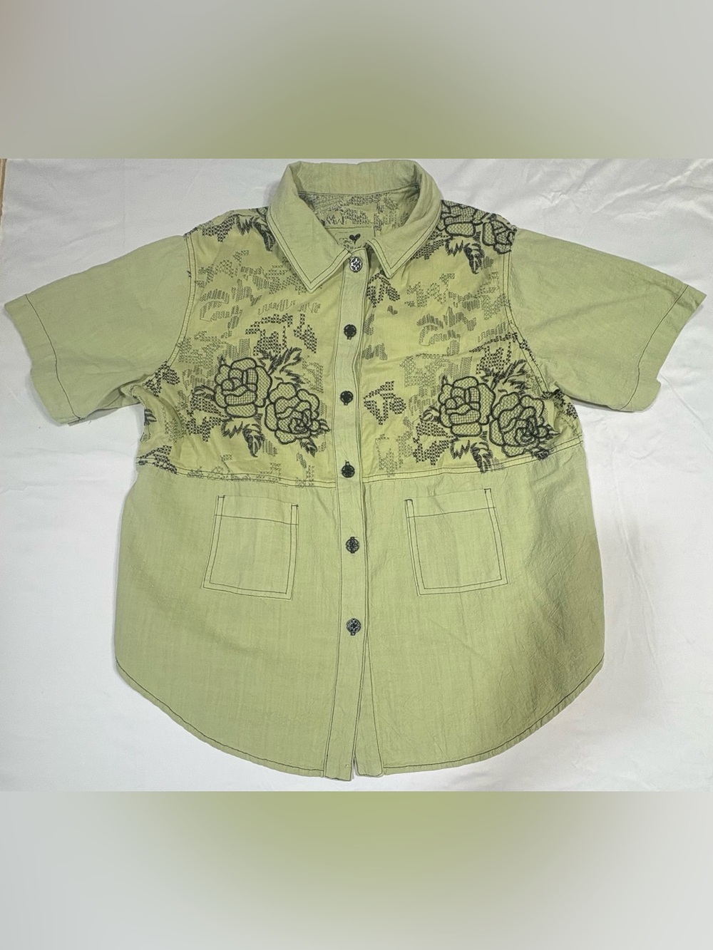 Women’s Short-Sleeve Button-Up Shirt in Light Green with Floral Print